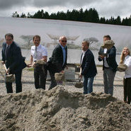 (v.li) Johannes Bombardi, Löffingens Bürgermeister Tobias Link, Dezernent Fritz G. Ramsaier, Architekt Jürgen Köpfler, Parkbesitzer Rüdiger Braun, Patrick Hassler, Isabell Braun und Tierdompteur Christian Walliser (29. Juni 2017)



Foto: Gisela Heizler-Ries (v.li) Johannes Bombardi, Löffingens Bürgermeister Tobias Link, Dezernent Fritz G. Ramsaier, Architekt Jürgen Köpfler, Parkbesitzer Rüdiger Braun, Patrick Hassler, Isabell Braun und Tierdompteur Christian Walliser (29. Juni 2017)



Foto: Gisela Heizler-Ries