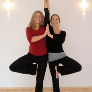 Martina Schmitz, (li) und Annette Angenendt (re) sind erfahrene Yogalehrerinnen, und engagieren sich als Mitglieder im Netzwerk Freiburger Yogaschule für die Benefiz-Adventsyoga-Aktion 2018. (Bild: Veranstalter)
