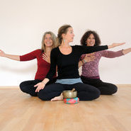 Martina Schmitz, (li), Annette Angenendt (Mitte) und Sybil Barth (re) sind erfahrene Yogalehrerinnen, Mitglieder im Netzwerk Freiburger Yogaschule und engagieren sich für die Benefiz-Adventsyoga-Aktion 2018. (Bild: Veranstalter) 