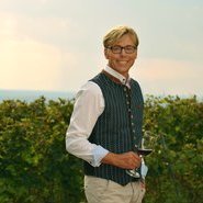 Hansy Vogt mit einem Glas Ortenauer Spätburgunder (Weinparadies Ortenau e.V.)