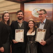 Die Gewinner in der Kategorie beste Weine © Hubert Matt-Willmatt



v.li.: Ortenauer  Weinprinzessin Victoria Lorenz, Schwarzwald.Wein.Gut. Andreas Männle - Durbach / Kellermeister Christian Idelhauser, Durbacher Weinprinzessin Sina Erdrich, Weingut Schwörer - Durbach / Kellermeister Bruno Serrer