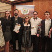 Gewinner des Dollenberg-Pokals: Schwarzwald.Wein.Gut Andreas Männle mit Kellermeister Christian Idelhauser, zweiter Kellermeister Michael Huber, der Ortenauer und Durbacher Weinprinzessin und mit Familie Schmiederer (c) Hubert Matt-Willmatt