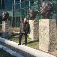 Serge Mangin mit den Porträts von Bush, Kohl, Gorbatschow (privat)