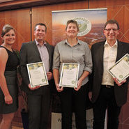 Sieger trockene Rieslinge: v. li. 

Die Ortenauer Weinprinzessin Victoria Lorenz,

Weinhaus Siegbert Bimmerle (Kellermeister Philipp Milke), 

Weingut Nägelsförst (Kellermeisterin Annette Bähr), 

Durbacher Winzergenossenschaft (Kellermeister Rüdiger Nilles). (Beate Kierey)