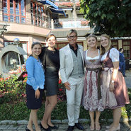 Die Weinhoheiten (Badische Werinkönigin Sina Erdrich, Ortenauer Weinprinzessin Victoria Lorenz, Melian Sauer Oberkircher Weinprinzessin udn Hanna Kern, Durbacher Weinprinzessin mit Moderator Hansy Vogt (Beate Kierey)