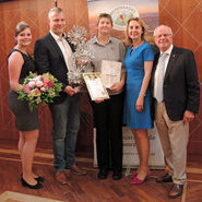 Übergabe des Dollenberg-Pokals durch Birgit und Meinrad Schmiederer an das Weingut Nägelsförst mit Geschäftsführ Steffen Röll und Kellermeisterin Annette Bähr mit der Ortenauer Weinprinzessin Victoria Lorenz (Beate Kierey)