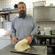 Jörg Schneider beim Talgen eines Fleischstücks auf der Bauerntafel St. Barbara ( Beate Kierey)