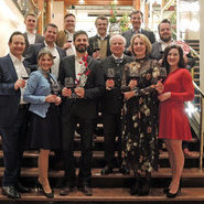 Die Gewinnerbetriebe der TOP TEN Spätburgunder Gala 2019 mit dem 1. Vors. des Ortenauer Weinparadieses Stephan Danner, der Hoteliersfamilie Birgit und Meinrad Schmiederer, der Badischen Weinkönigin Sina Erdrich (li) und der Ortenauer Weinprinzessin Nicole Kist (re) (© Beate Kierey)