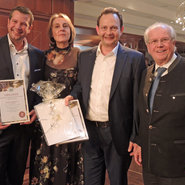 Hoteliersfamilie Schmiederer mit dem Kellermeister des Weinhauses Siegbert Bimmerle, Philipp Milke (li) und Siegbert Bimmerle (2. v. re) (© Beate Kierey)