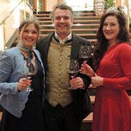 Andreas Laible mit der Badischen Weinkönigin Sina Erdrich (li) und der Ortenauer Weinprinzessin Nicole Kist (© Beate Kierey)