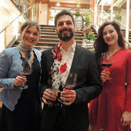 Kellermeister Christian Idelhauser vom Schwarzwald.Wein.Gut Andreas Männle mit der Badischen Weinkönigin Sina Erdrich (li) und der Ortenauer Weinprinzessin Nicole Kist (© Beate Kierey)