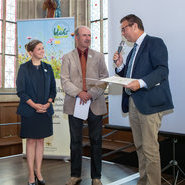 Preisübergabe durch Minister Peter Hauk an Franz Benz, der von der Badischen Weinkönigin Sina Erdrich begleitet wurde.