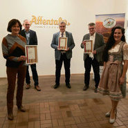 Übergabe des Gütesiegels ‚Weinsüden Weinort‘ bei den Affentaler Winzern eG durch Dr. Ralf Schäfer vom Weinparadies Ortenau an die Vertreter, v.l.n.r. OB Margret Mergen / Baden-Baden, Dr. Ralf Schäfer / Vorstand Weinparadies Ortenau e.V., Bürgermeister Hans-Peter Braun / Bühlertal, OB Hubert Schnurr / Bühl, Nicole Kist, Ortenauer Weinprinzessin 2019 - 2021