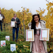 Symbolische Übergabe des Gütesiegels ‚Weinsüden Weinort‘ in den Weinbergen in Durbach für die Orte Durbach, Gengenbach, Kappelrodeck, Oberkirch und Sasbachwalden zwischen Ersten Vorsitzenden Stephan Danner (Weinparadies Ortenau), Katja Remer (Weinparadies Ortenau) und Nicole Kist, (Ortenauer Weinprinzessin 2019 – 2021)