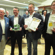 Die drei besten TOP TEN-Riesling-Betriebe 2021 mit Hotelier Mainrad Schmiederer (li), daneben Andreas Laible, Alexander Laible und Rüdiger Nilles (Durbacher WG eG). (H. Matt-Willmatt)