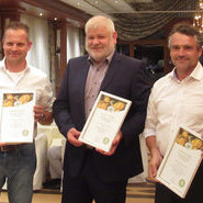 Die Gewinner der drei besten trockenen Riesling-Weine 2021 mit Andreas Laible (re), Alexander Laible (li) Martin Bäuerle (Oberkircher Winzer). (H. Matt-Willmatt)