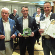 Die zwei besten TOP TEN-Riesling-Betriebe 2021 mit Hotelier Mainrad Schmiederer (li), daneben Andreas Laible mit dem Dollenberg-Pokal und Alexander Laible. (H. Matt-Willmatt)