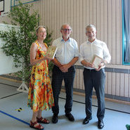 Buchübergabe von Hubert Matt-Willmatt an Illustratorin Susanne Seidel-Buri und Bürgermeister Josef Matt am 19. Juni 2022. (c) Beate Kierey