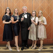 WPO – Riesling-Gala 07.07.2022 : Sommelier Christophe Meyer im Kreis der Weinprinzessinnen (v.li) Lisa Huber (Baden), Alisa Burkart (Affental), Katharina Bruder (Oberkirch) und Laura Kern (Durbach). 

© Beate Kierey