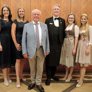 WPO – Riesling-Gala 07.07.2022 : Sommelier Christophe Meyer und Hotelier Meinrad Schmiederer zusammen mit den Weinprinzessinnen (v.li) Lisa Huber (Baden), Alisa Burkart (Affental), Katharina Bruder (Oberkirch) und Laura Kern (Durbach). 

© Beate Kierey