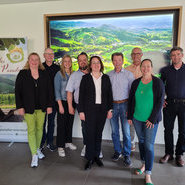 Der Vorstand und Aktive des Weinparadies Ortenau mit (v.l.n.r.) Gunia Wassmer, Ralf Schäfer, Weinprinzessin Alisa Höll, Stephan Danner, Marie-Luise Adler, Josef Rohrer, Franz Männle, Katja Remer, Georg Lehmann BEI DER mITGLIEDERVERSAMMLUNG DES wpo E:v: AM "%: mAI "="§

(Weinparadies Ortenau e.V.)

 Der Vorstand und Aktive des Weinparadies Ortenau mit (v.l.n.r.) Gunia Wassmer, Ralf Schäfer, Weinprinzessin Alisa Höll, Stephan Danner, Marie-Luise Adler, Josef Rohrer, Franz Männle, Katja Remer, Georg Lehmann BEI DER mITGLIEDERVERSAMMLUNG DES wpo E:v: AM "%: mAI "="§

(Weinparadies Ortenau e.V.)

