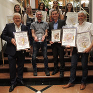 Die drei besten Betriebe: Weingut Tobias Köninger, Alde Gott Winzer Sasbachwalden (Kellermeister Michael Huber -rechts) und 3. Platz: Oberklircher Winzer eg. (Kellermeister Martin Bäuerle - links) mit den Ortenauer Weinhoheiten (Beate Kierey)