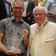 Hotelier Meinrad Schmiederer überreicht den Dollenberg-Pokal an Tobias Köninger. (Beate Kierey)