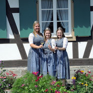 Die Badische Weinkönigin Julia Noll und die Badischen Weinprinzessinnen Alisa Höll und Katharina Bruder (Beate Kierey) Die Badische Weinkönigin Julia Noll und die Badischen Weinprinzessinnen Alisa Höll und Katharina Bruder (Beate Kierey)