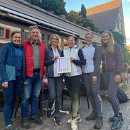 Übergabe der Auszeichnung „Weinsüden Winzer“ an das Weinhaus Julius Renner, Oberkirch. (v.l.n.r.) Badische Weinprinzessin Katharina Bruder, Martin Renner, Sylvia Renner, Katja Remer, Badische Weinprinzessin Alisa Höll, Ortenauer Weinprinzessin Stefanie Bäuerle. (Foto: Weinparadies Ortenau)
