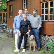 Team mit Michael Christoph (Souschef, li), Inhaber Jörg Schneider (rechts), Marco Müller (Chefkoch, Mitte), Marielle Körner (vorn).© Beate Kierey