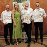 TOP TE Riesling 10. Juli 2024 - Dollenberg: die drei besten trockenen Rieslinge vom Weingut Tobias Köninger, der Oberkircher Winzer eG Martin Bäuerle und des Weinguts Alexander Laible mit der Ortenauer Weinprinzessin Stefanie Bäuerle

(Beate Kierey)