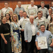 TOP TE Riesling 10. Juli 2024 - Dollenberg - alle Siegerbetriebe mit der Hoteliersfamilie Birgit und Meinrad Schmiederer

(Beate Kierey)
