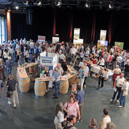 Blick in die sehr gut besuchte Reithalle beim 4. Ortenauer Weinmarkt (c) Beate Kierey 