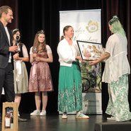 Henriette Bamberg erhält als 1. Preis beim Fotowettbewerb ein personalisiertes Bild des Weinmalers Laurent Besson (c) Beate Kierey Henriette Bamberg erhält als 1. Preis beim Fotowettbewerb ein personalisiertes Bild des Weinmalers Laurent Besson (c) Beate Kierey