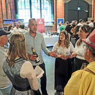 Weinhoheiten führten drei Wein-Spaziergänge durch, hier am Stand des Weinguts Börsig aus Oberkirch (c) Beate Kierey