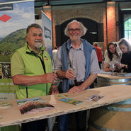 Touristischer Stand des Schwarzwaldvereins auf dem 4. Ortenauer Weinmarkt - am Stand Dieter Blaeß (li) und Hubert Matt-Willmatt (c) Beate Kierey