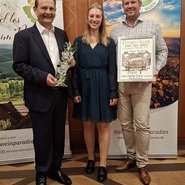 Der beste TOP TEN Riesling Betrieb ist das Weingut & Privatkellerei Bimmerle, hier mit Siegbert Bimmerle (li) und Kellermeister Philipp Mielke mit der Ortenauer Weinprinzessin Elisa Busam © Beate Kierey