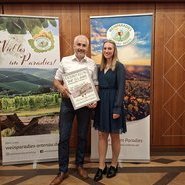 Den besten trockenen Riesling stellten die Alde Gott Winzer Schwarzwald eG aus Sasbachwalden  / Kellermeister Michael Huber und der Ortenauer Weinprinzessin Elisa Busam  © Beate Kierey