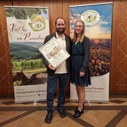 In der neuen fruchtbetonten Kategorie lag das Beden-Badener Weinhaus am Mauerberg Baden-Baden - Neuweier vorne  / Kellermeister Stefan Steinel mit der Ortenauer Weinprinzessin Elisa Busam © Beate Kierey