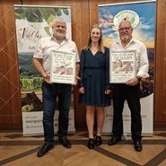 Bei den Riesling-Sekten gab es zwei Sieger: Die Oberkircher Winzer eG (Kellermeister Martin Bäuerlel i) und das Weingut Schloss Ortenberg mit Kellermeister Hanspeter Rieflin © Beate Kierey