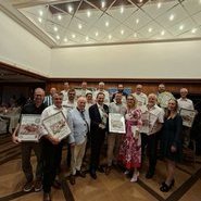 Ein Gruppenfoto aller Top Ten Riesling-Gewinnerbetriebe mit der Hoteliersfamilie Schmiederer vom Dollenberg  © Beate Kierey
