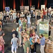 Blick in die gut besuchte Reithalle beim 5. Ortenauer Weintag am 2. Mai 2026 © Beate Kierey Blick in die gut besuchte Reithalle beim 5. Ortenauer Weintag am 2. Mai 2026 © Beate Kierey