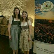 Die Ortenauer Weinprinzessin Karina Roth &lpar;li&rpar; und die Oberkircher Weinprinzessin Tina M&uuml;ller im Vinotorium der Oberkircher Winzer&comma; anl&auml;sslich der Mitgliederversammlung des Weinparadies Ortenau &lpar;Foto&colon; Gunia Wasmer&rpar;&NewLine;&NewLine;