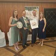 Das Weingut & Privatkellerei Bimmerle belegte bei den Top Ten Betrieben den ersten Platz: Siegfried Bimmerle (li) und Kellermeister Philipp Milke zusammen mit der Ortenauer Weinprinzessin Karina Roth und der Badischen WeinprinzessinTina Müller (re) © Hubert Matt-Willmatt Das Weingut & Privatkellerei Bimmerle belegte bei den Top Ten Betrieben den ersten Platz: Siegfried Bimmerle (li) und Kellermeister Philipp Milke zusammen mit der Ortenauer Weinprinzessin Karina Roth und der Badischen WeinprinzessinTina Müller (re) © Hubert Matt-Willmatt