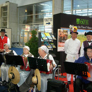 2013: Elsässische Folkloregruppe auf der FestiVitas am Stand von Haute Alsace Tourismus und des CIVA