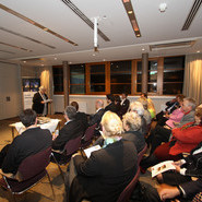 A. Klute-Wetterauer begrüßt die zahlreichen Gäste im Gesundheitsresort Frbg. (20.11.2013) A. Klute-Wetterauer begrüßt die zahlreichen Gäste im Gesundheitsresort Frbg. (20.11.2013)