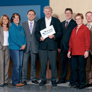 Freiburger Vermögensmanagement GmbH übergibt Scheck an den ehemaligen Leiter des Kinderhauses St. Raphael, Michael Neumann (17.12.2009) Freiburger Vermögensmanagement GmbH übergibt Scheck an den ehemaligen Leiter des Kinderhauses St. Raphael, Michael Neumann (17.12.2009)