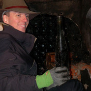 Andreas Neymeyer mit einer der Flaschen aus dem Versteck Andreas Neymeyer mit einer der Flaschen aus dem Versteck