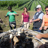 Bei einer Kräuterwanderung genießen die Besucher knusprig gebackenes Stockbrot zu einem exzellenten Affentaler Wein. (Foto: Affentaler Winzergenossenschaft eG.)