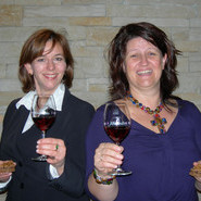 Aff trifft Hex - Weinverkostung Affentaler - Hex vom Dasenstein mit Beate Kierey (li) und Doris Kist (re) beim Affentaler Frauenzimmer